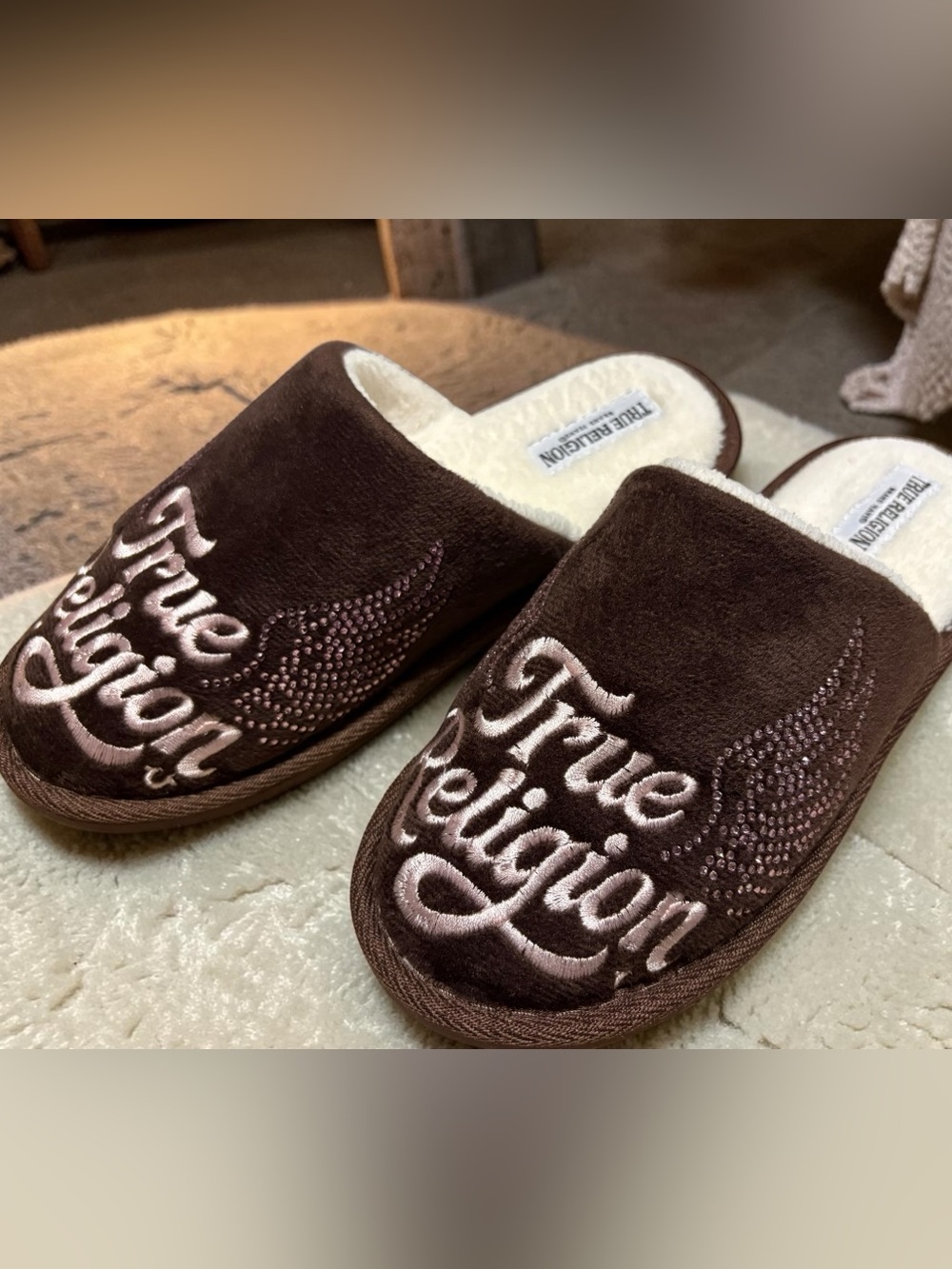 NWT True Religion Brown w/ Pink Rhinestones Faux Fur Cozy Slippers Women’s S 5–6